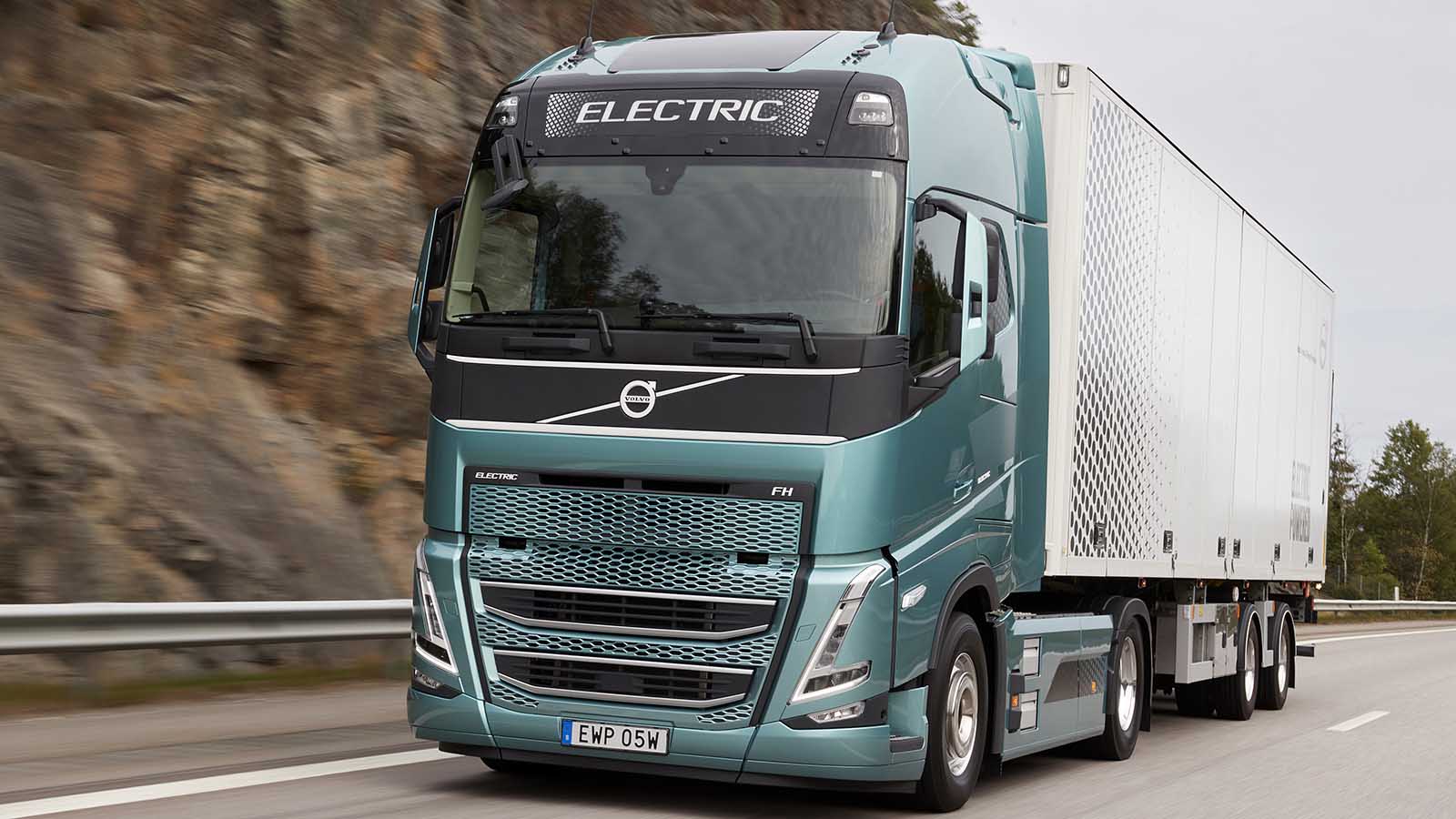 Volvo först i världen att leverera elektriska lastbilar med