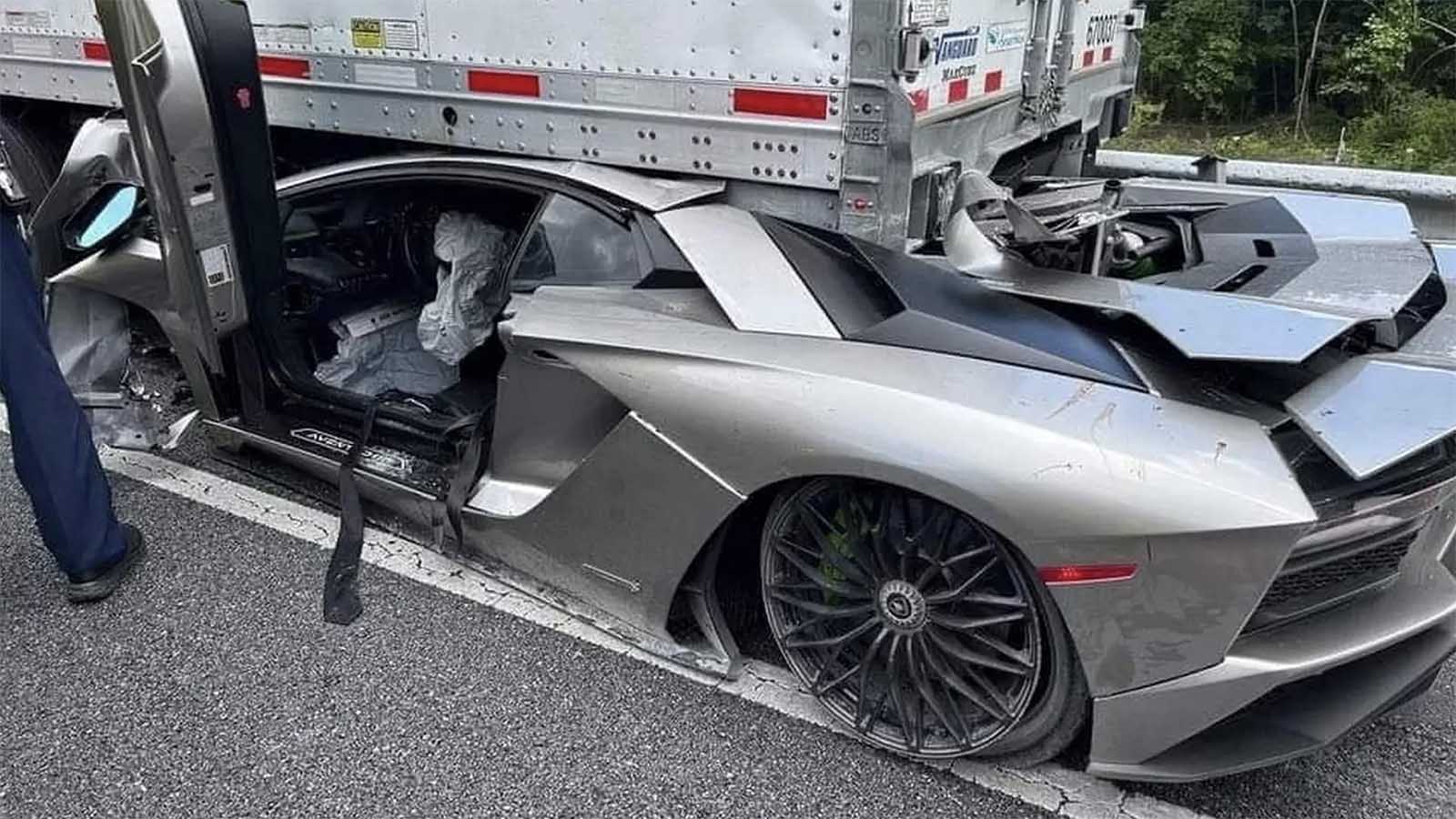 Skräckolyckan: Kraschade Lamborghini under långtradare | Carup.se