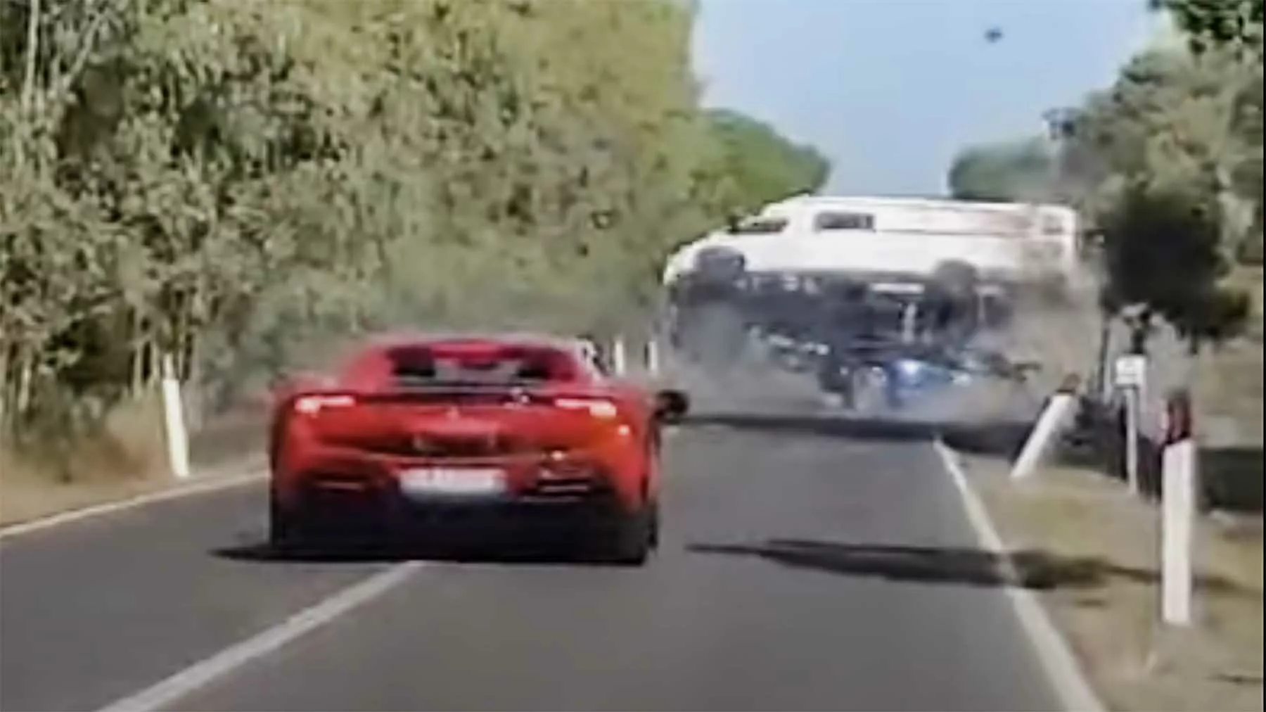 Ferrari e Lamborghini in un terribile incidente su un camper