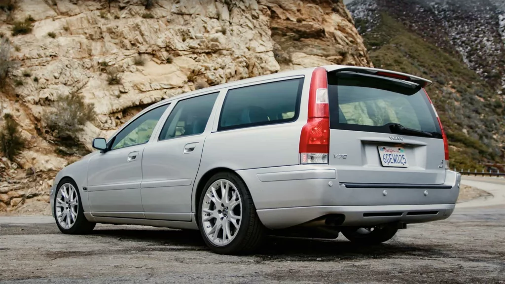 Otroligt ljud: Sätter raka rör på Volvo V70-värsting
