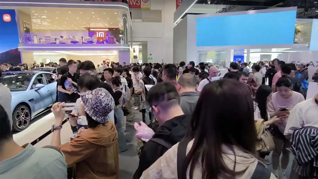 Hysteri i Kina – köar i timmar för Xiaomis elbil
