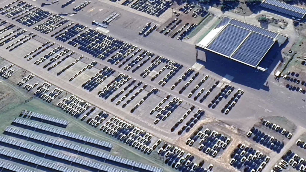 Teslas hemliga lager med osålda elbilar på flygplats