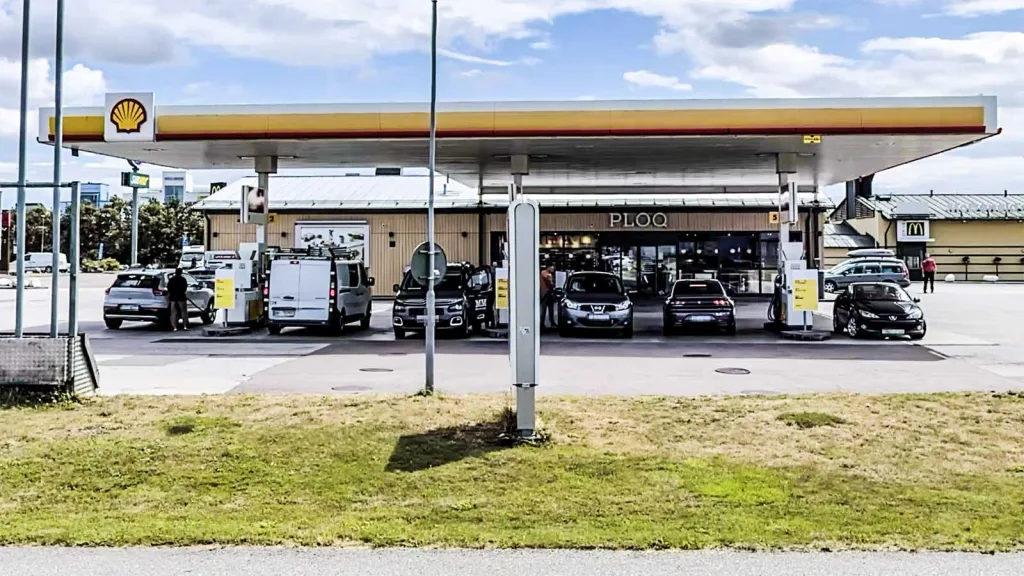 Därför köar bensinturister för att tanka i Sverige