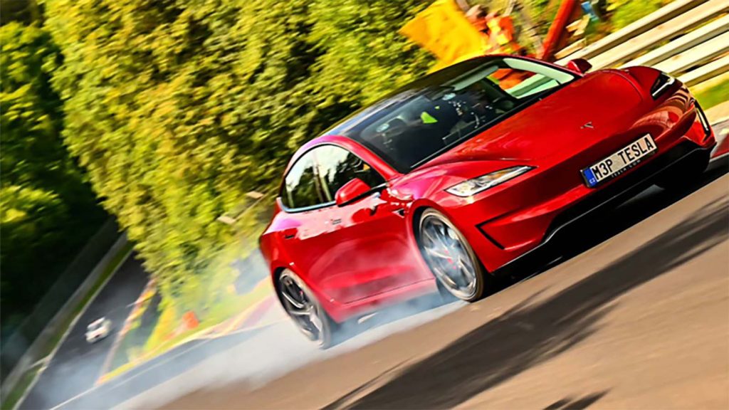 Ny Tesla överhettas på bana: ”Bilen vill inte stanna”