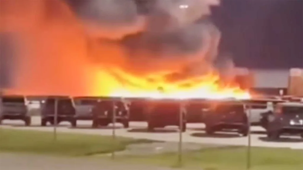 Nya elbilar i brand vid tillverkarens fabrik