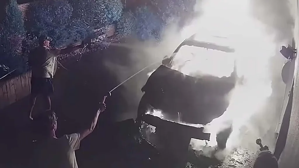 Elbil exploderar – försöker släcka med vattenslang