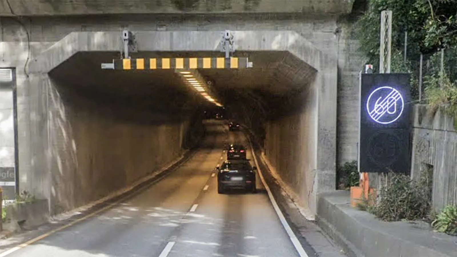 Norrman försökte ladda sin elbil från uttag i tunneln