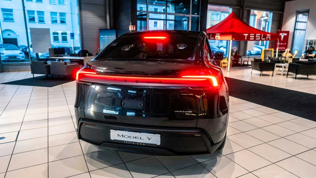 Tesla bromsar in hårt