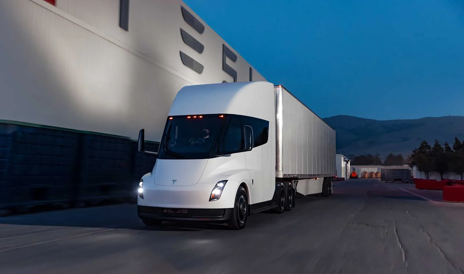 Svenska åkeriet i jätteaffär: Köper 500 Tesla Semi