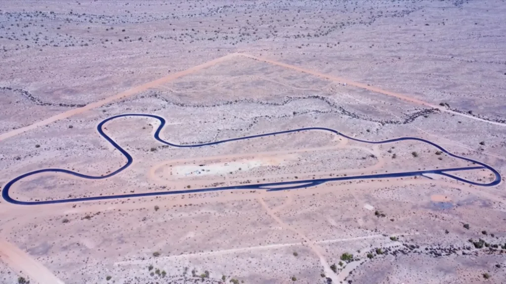 Övergiven racingbana öken