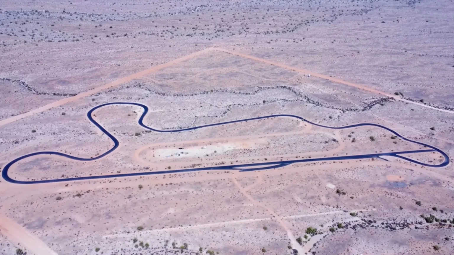 Övergiven racingbana öken