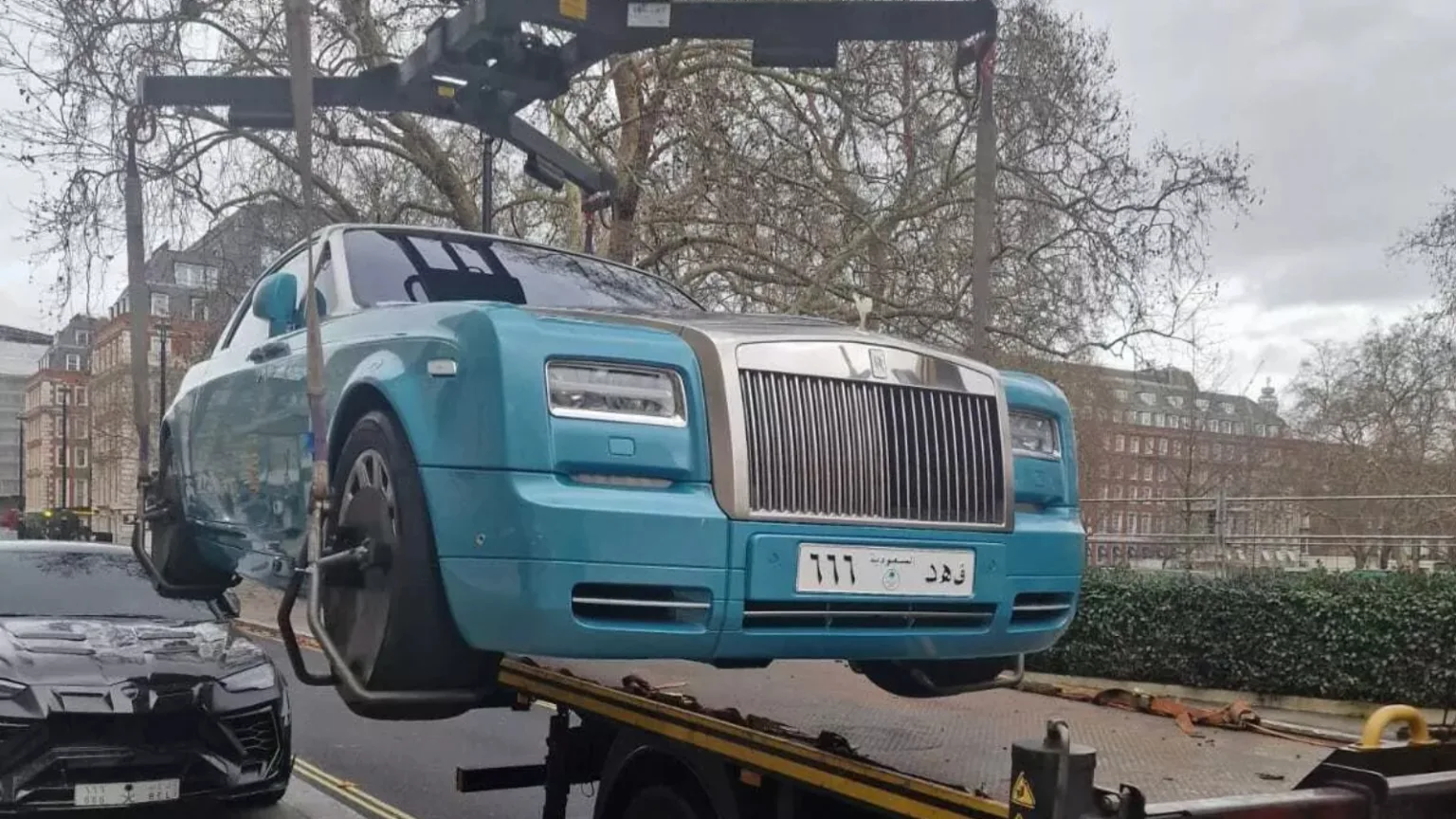 Rolls Royce lyfts bort