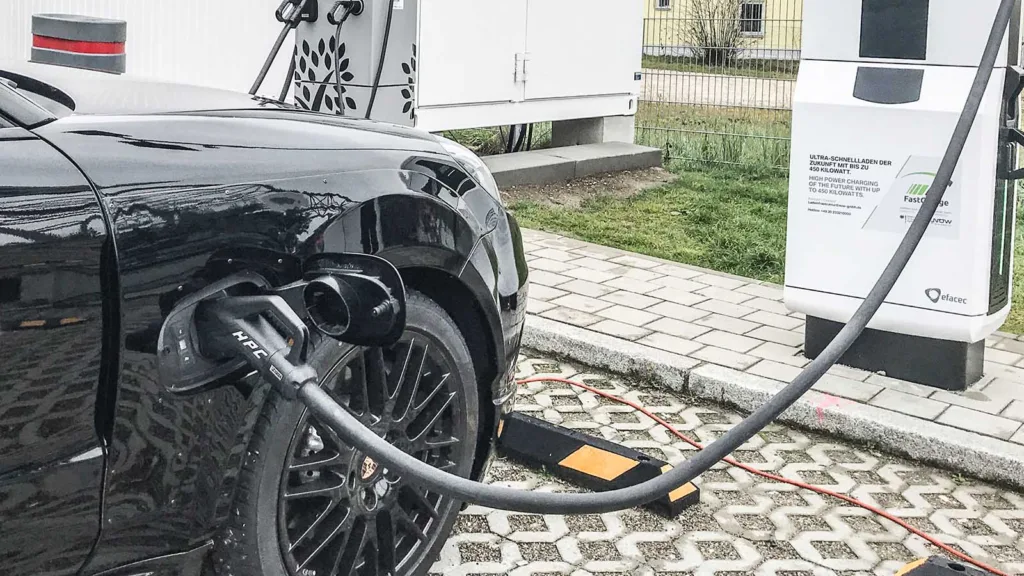 Biljätten tvingas stänga ner sina laddare för elbilar