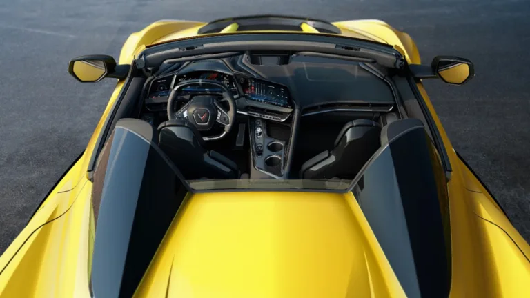 Chevrolet_Corvette_C8_ZR1_gul