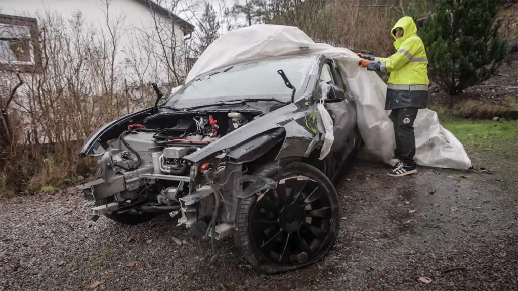 Svenskarna lagar krockat Tesla-batteri för 400 kr