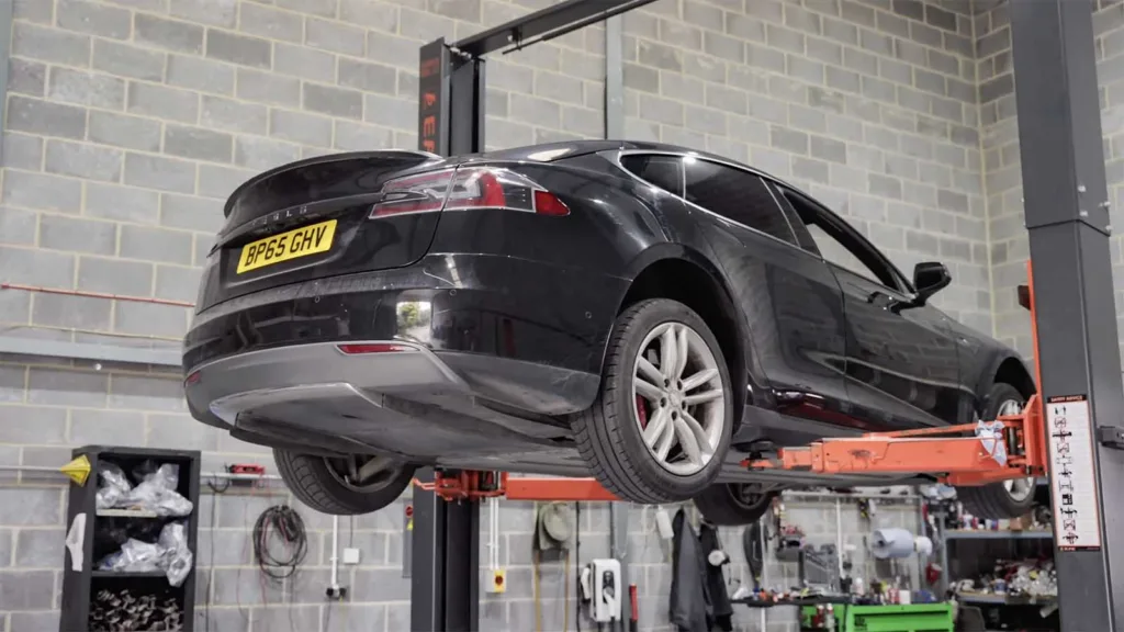 Lurar Musk: Tokbillig Tesla laddar gratis på livstid