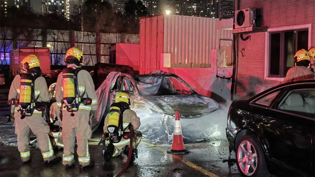 Återkallad för brandrisk – här brinner Volvos elbil