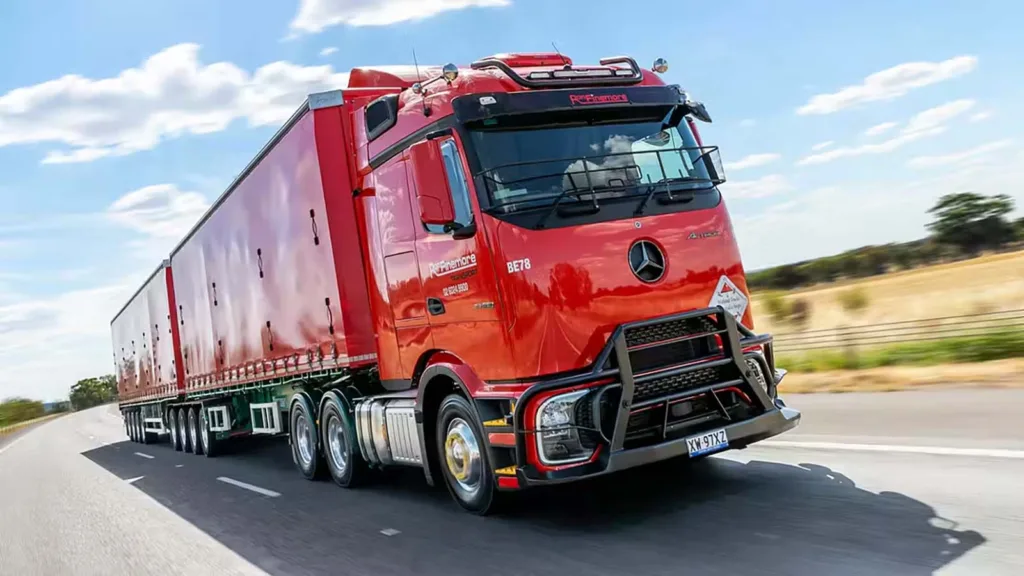 Utmanar Scania och Volvo med 53,5 m långt vägtåg