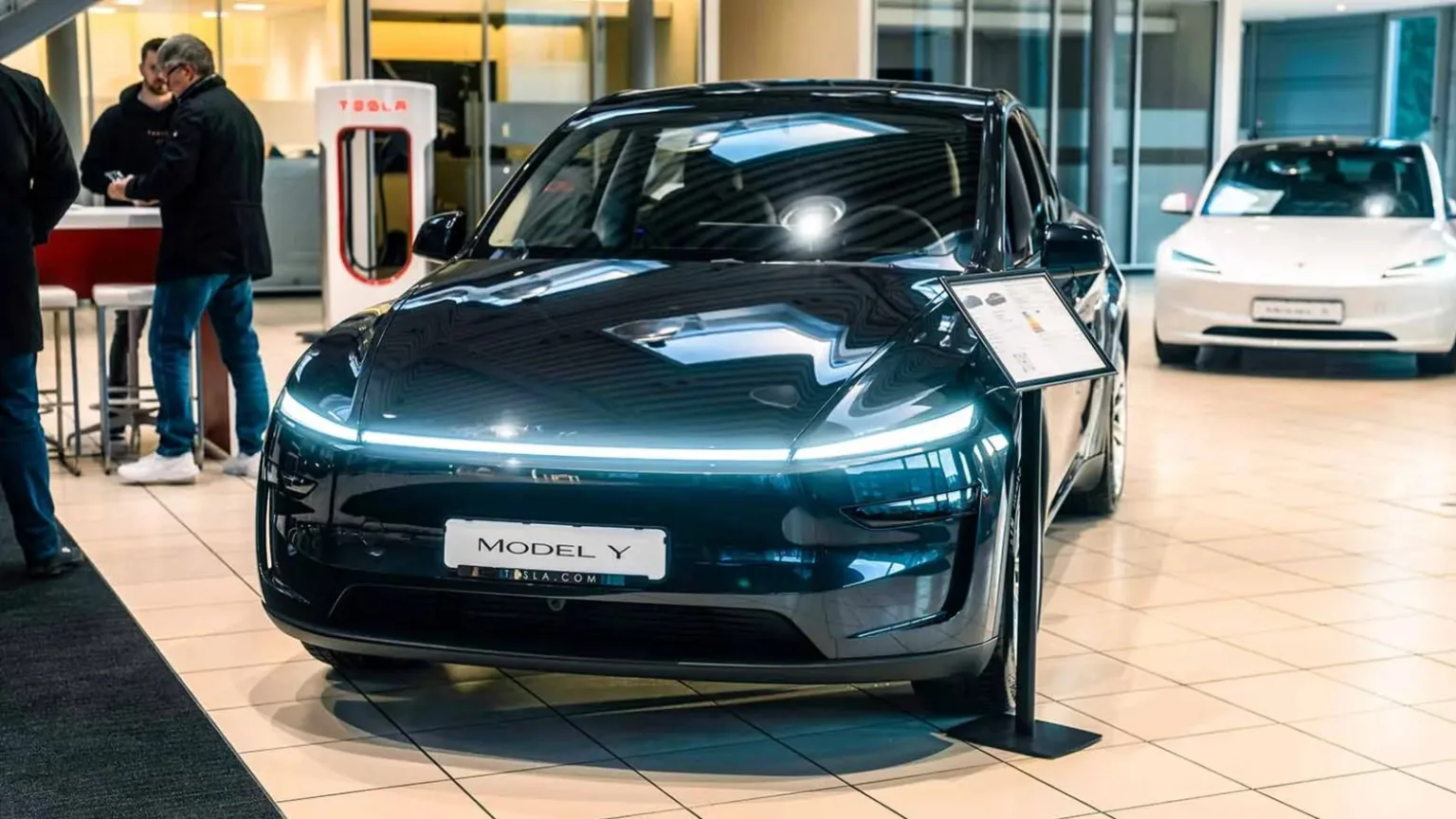 Tesla Model Y bilhall