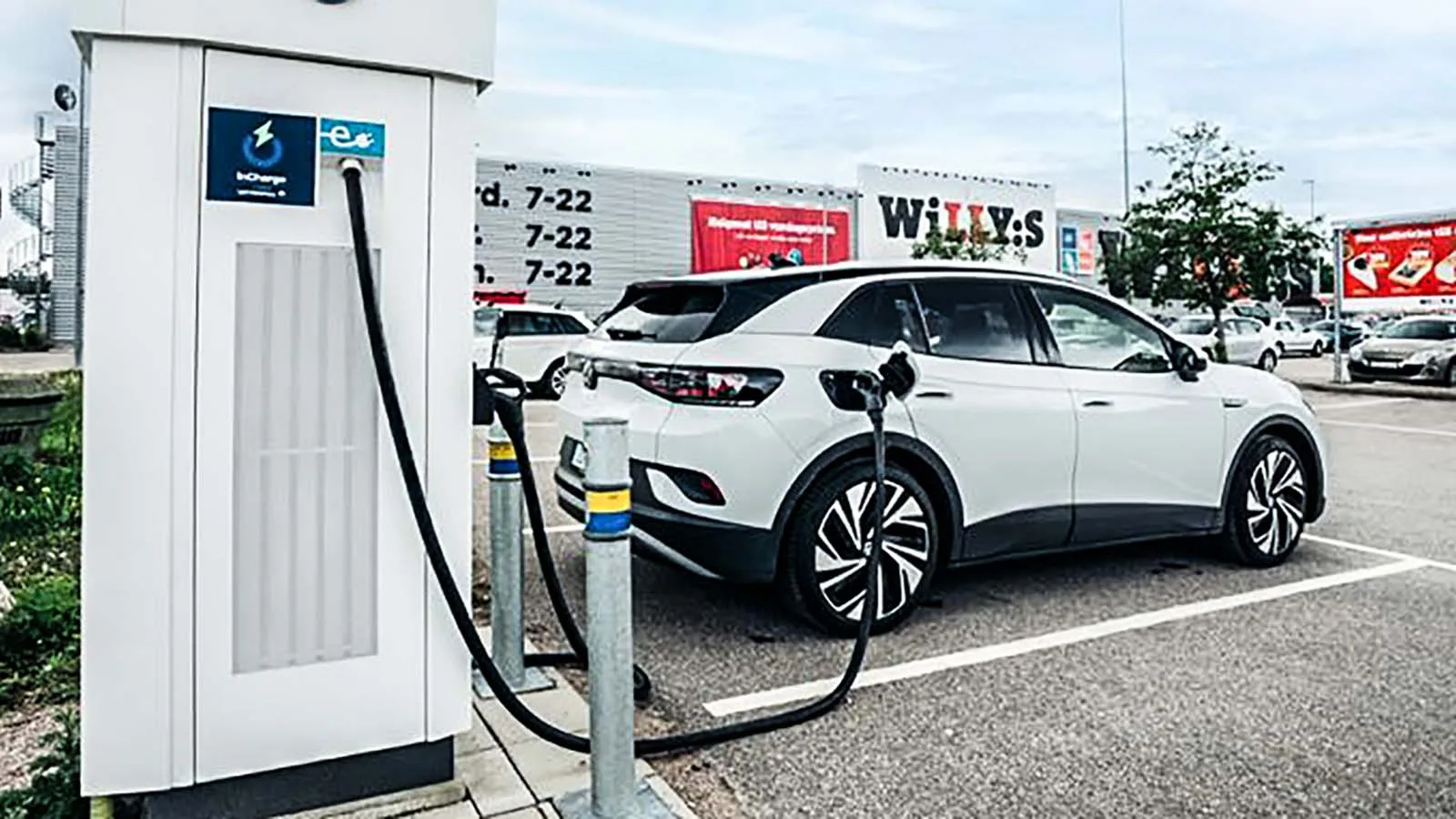 Elbilsägare dömd – slog ner bilist vid laddstation