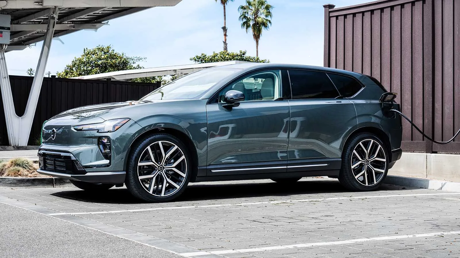 Då kommer nya elbilen EX60 till Volvo-handlarna