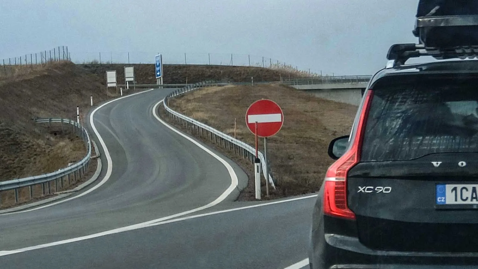 Ny regel ger böteschock: Förbjudet köra av motorvägen