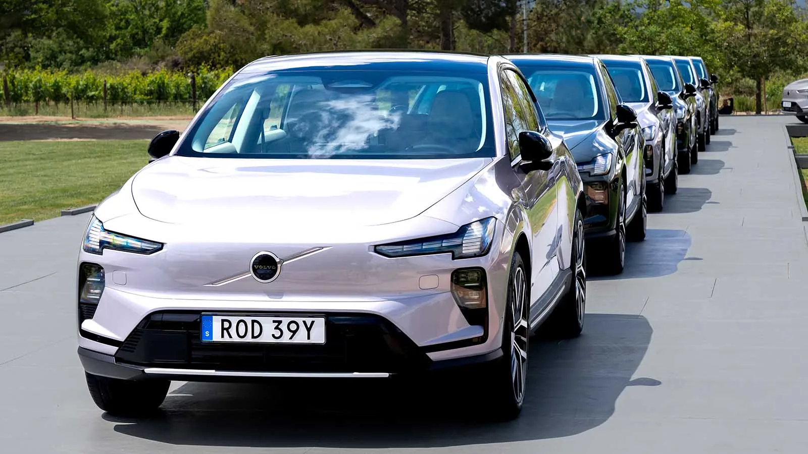 Första exen av Volvos elbil EX60 nu hos handlarna