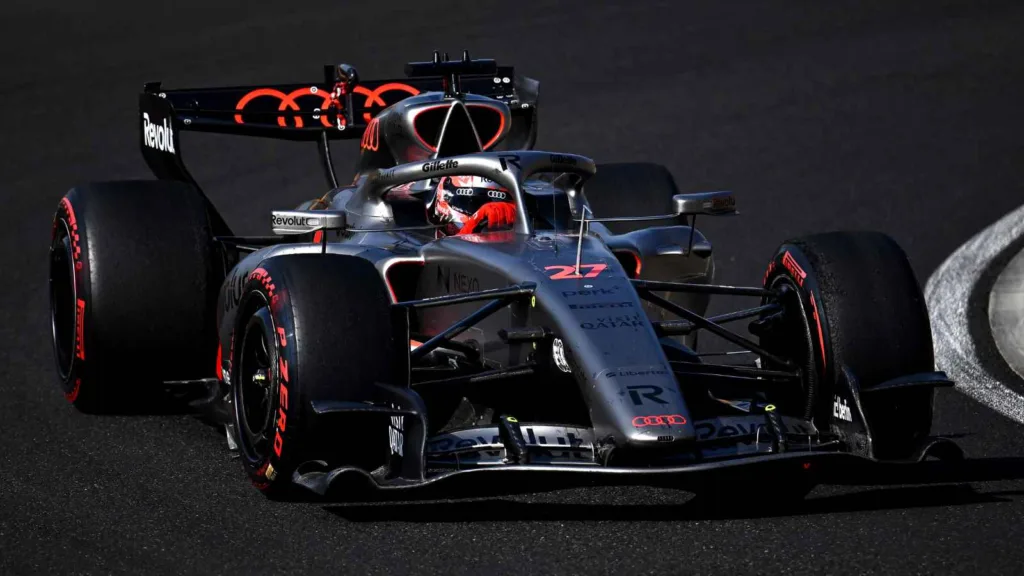 Audis formel 1-bil R26 med startnummer 27 på banan under 2026 års säsong