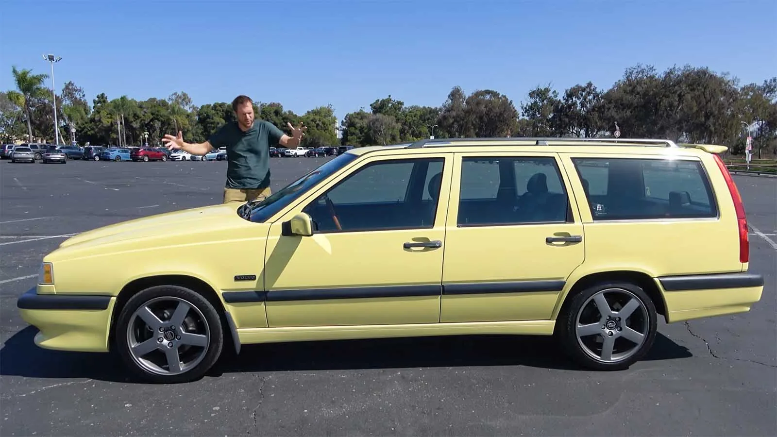 Världskänd bilguru testar Volvo 850 T-Gul: ”Den är cool!”